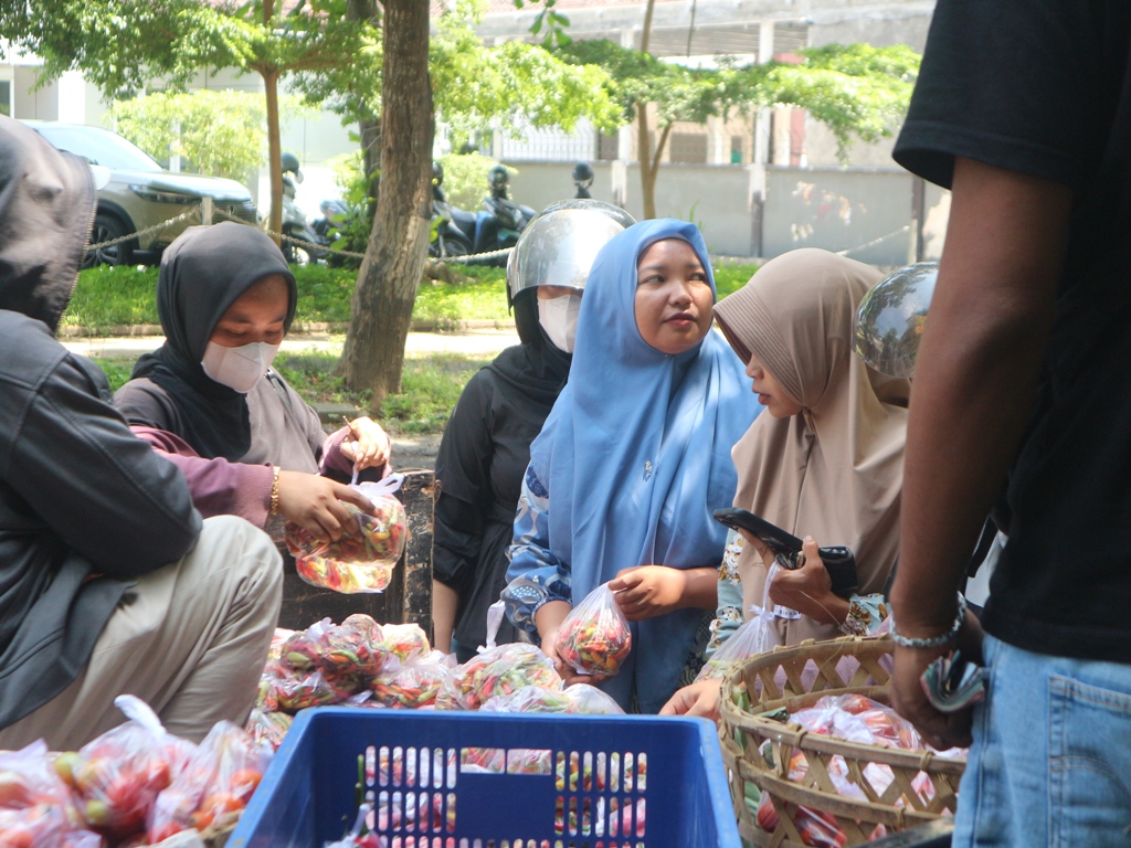 OPERASI PASAR: Sejumlah masyarakat membeli cabai di operasi pasar cabai murah di depan Taman Rinjani Selong, Kamis (13/3).