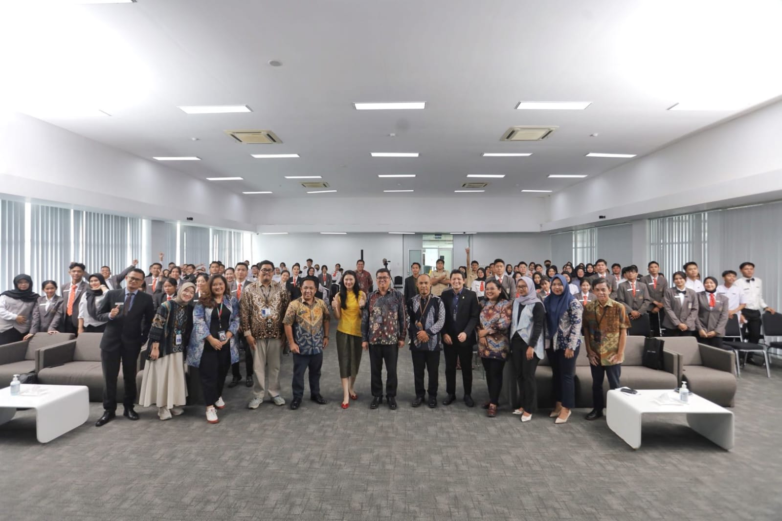 FOTO BERSAMA: Kemenpar, TikTok Shop by Tokopedia melatih mahasiswa poltekpar menjadi affiliate content creator untuk bantu promosi pariwisata dan produk UMKM lokal, dimulai dari Palembang (11/03.