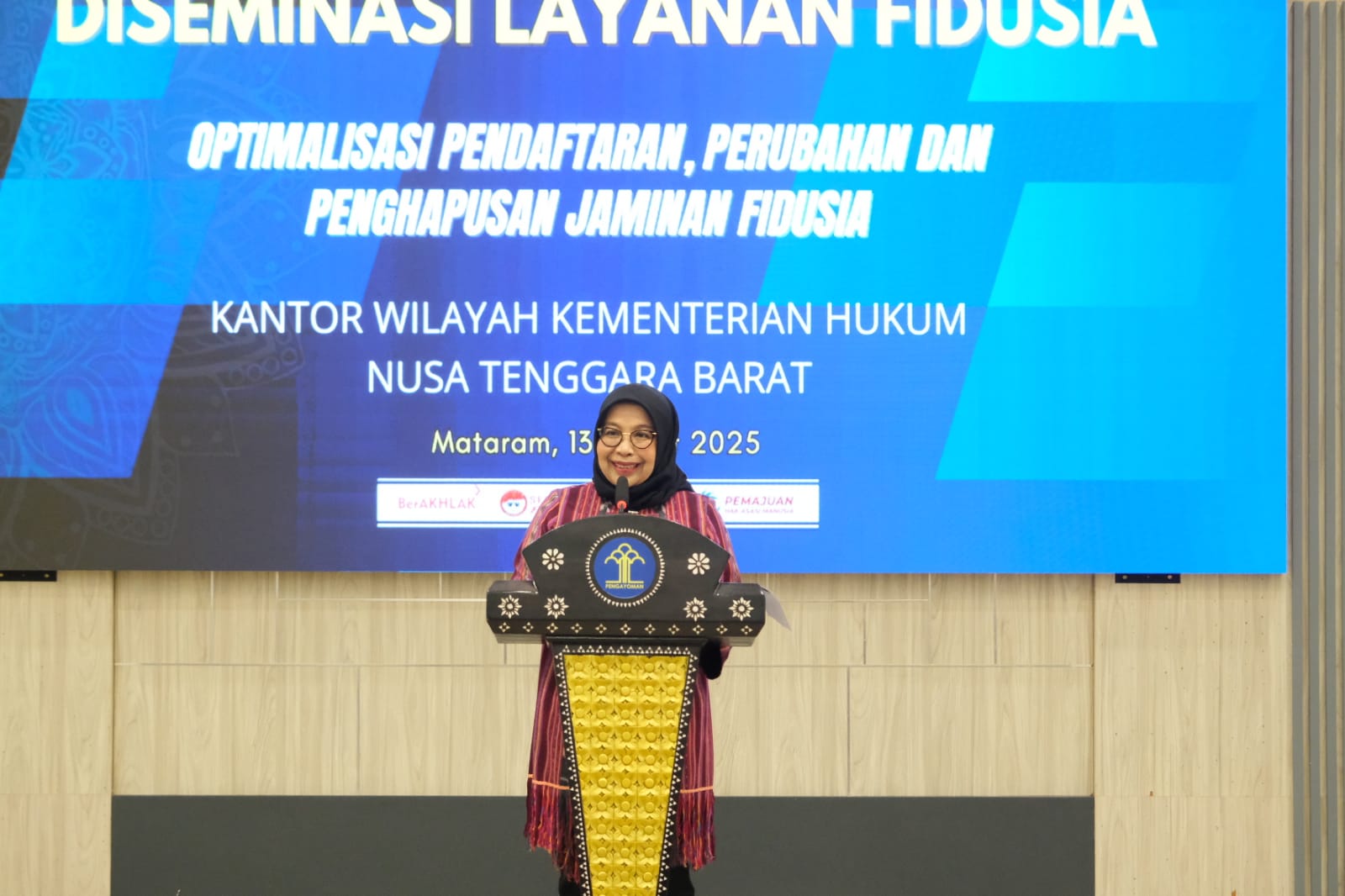 BUKA ACARA: Kegiatan dibuka oleh Kepala Divisi Pelayanan Hukum, Farida membuka kegiatan Diseminasi Layanan Fidusia di Aula Pengayoman Kemenkum NTB, Kamis (13/3).