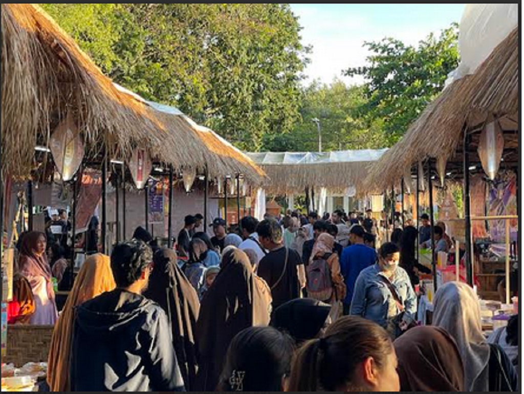 PENUH: Pengunjung yang hilir mudik berbelanja di Kampoeng Kuliner Ramadan, Rabu (12/3).