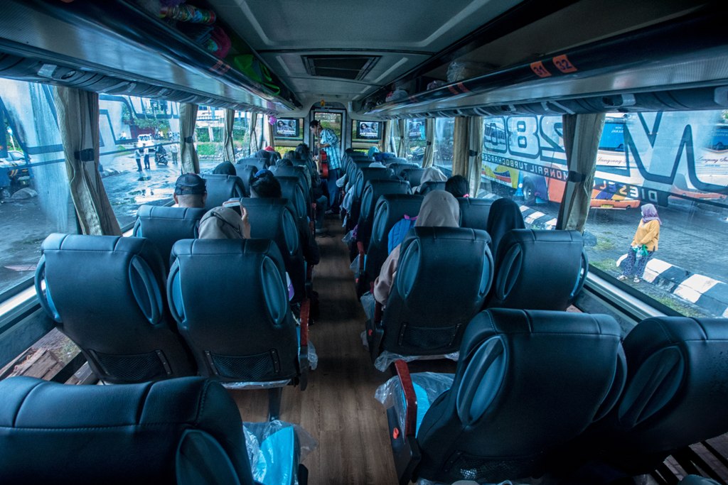 SIAP BERANGKAT: Beberapa penumpang telah duduk manis di atas bus di Terminal Mandalika, untuk menuju kampung halamannya, Kamis (13/3) mudik beberapa waktu lalu.&nbsp;