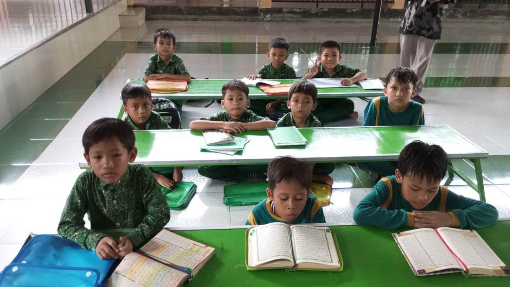 TINGKATKAN KEIMANAN: Murid SD Al Iqro mengaji sebelum kegiatan belajar mengajar dimulai di sekolah setempat, belum lama ini.