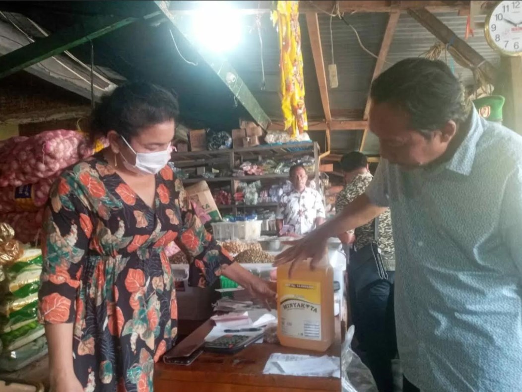 SIDAK: Satgas Pangan NTB saat memeriksa takaran Minyakita, beberapa hari lalu.