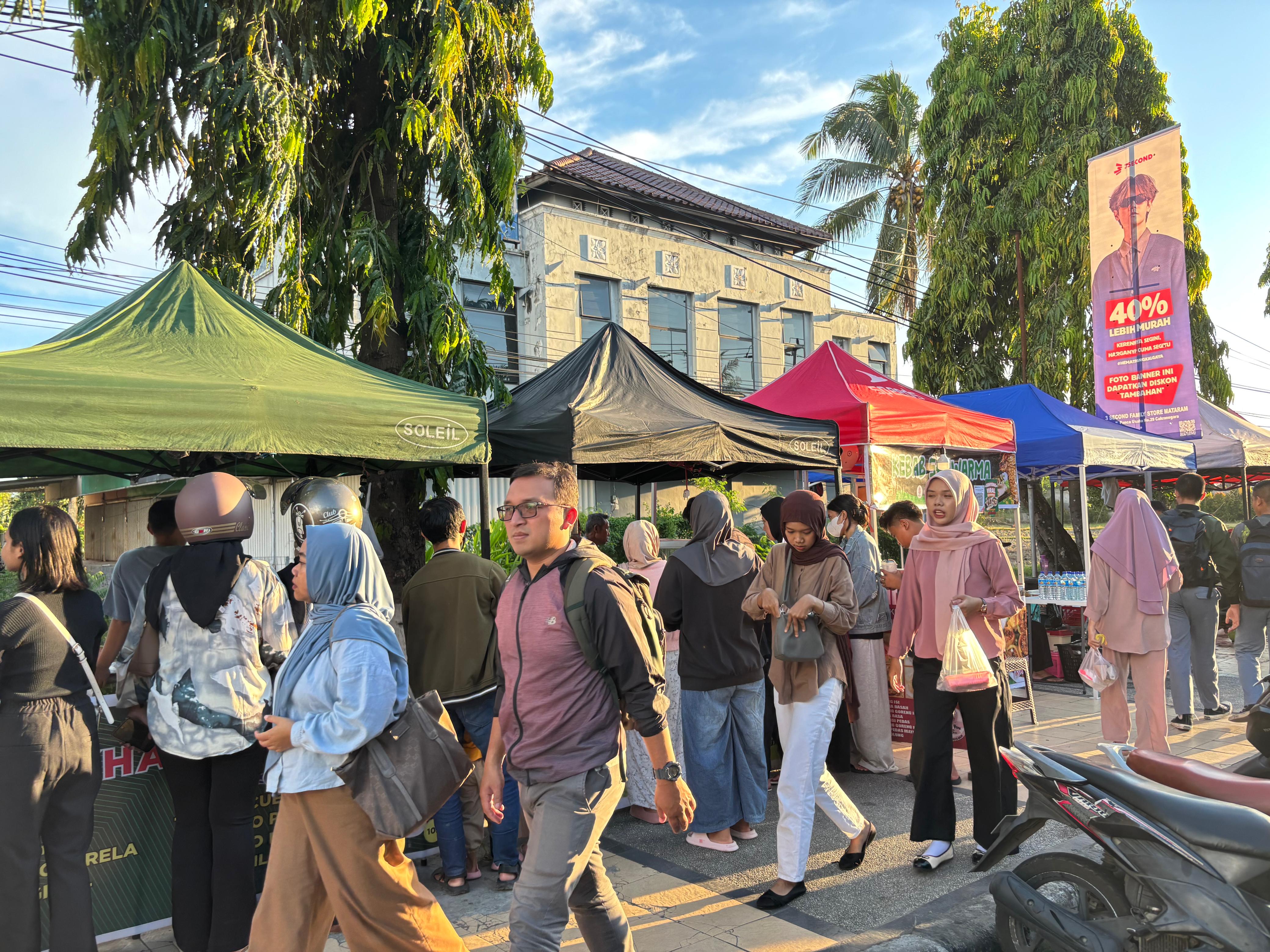 BERBURU TAKJIL: Pengunjung lalu-lalang sambil melihat jajanan untuk berbuka puasa di sekitar eks Bandara Selaparang, Rabu (12/3).