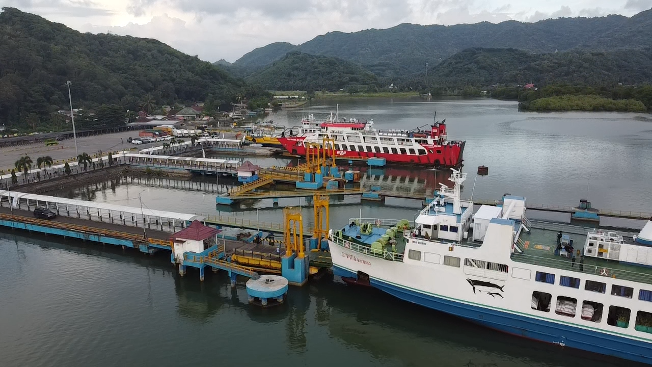 DIPROYEKSI NAIK: Kondisi pelabuhan Lembar, Lombok Barat. ASDP Cabang Lembar memproyeksi adanya kenaikan arus penumpang sebesar 11 persen saat mudik lebaran tahun ini.