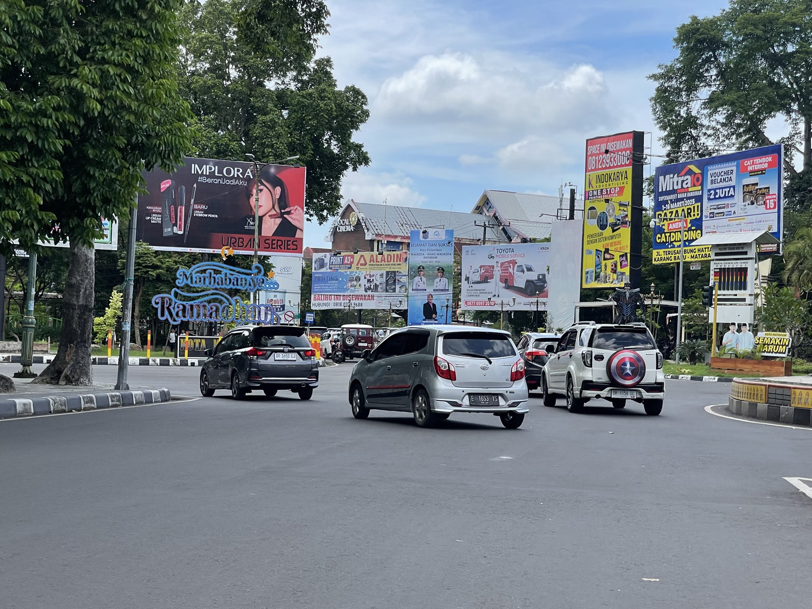PENUH IKLAN: Kendaraan melintas di simpang empat Karang Jangkong, Kota Mataram, kemarin (14/3).