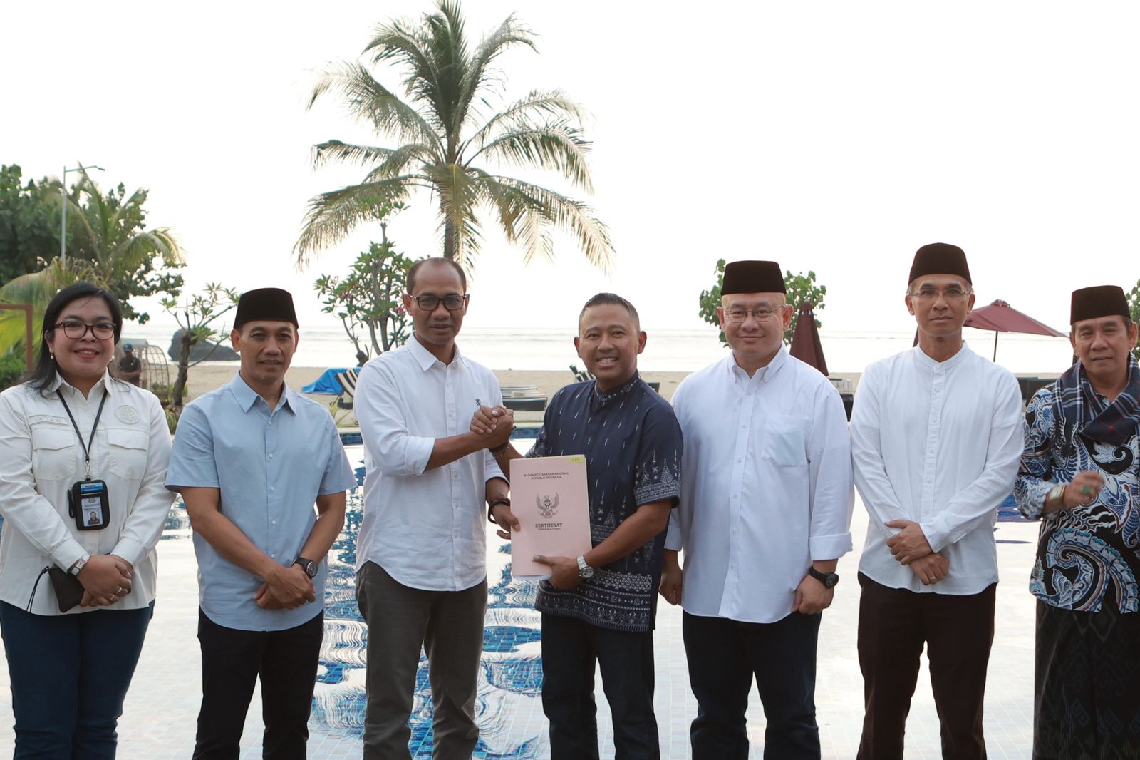 Direktur Operasi ITDC Wenda R Nabiel (empat kanan) menerima 12 sertifikat HPL dari Kepala ATR/BPN Loteng Subhan di Pullman Lombok Mandalika Beach Resort, belum lama ini.