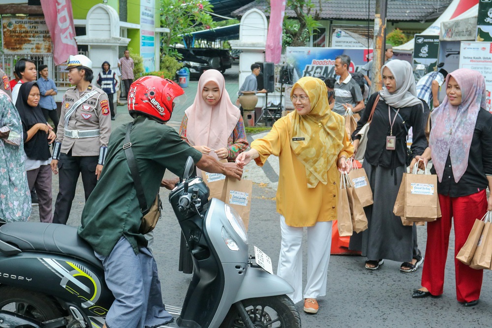 Kepala Bappenda NTB Hj. Eva Dewiyani bersama Tim Pembina Samsat NTB membagikan bingkisan takjil di depan Kantor Bappenda NTB.