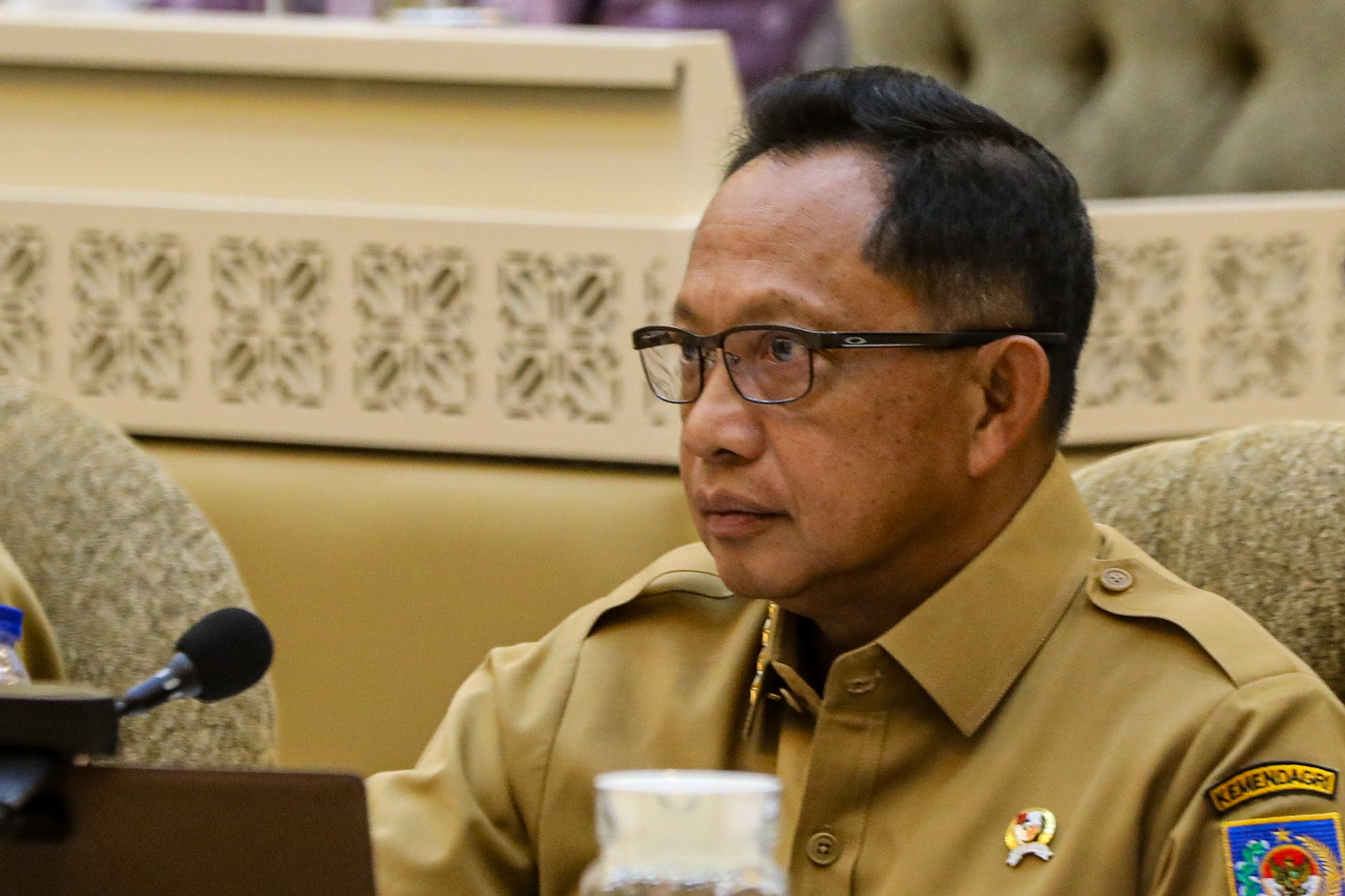 Menteri Dalam Negeri Muhammad Tito Karnavian mengikuti rapat kerja bersama Komisi II DPR di Kompleks Parlemen, Senayan, Jakarta, Senin (3/2/2025). Rapat tersebut beragendakan evaluasi penyelenggaraan pemilihan nasional serentak tahun 2024. FOTO: SALMAN TO