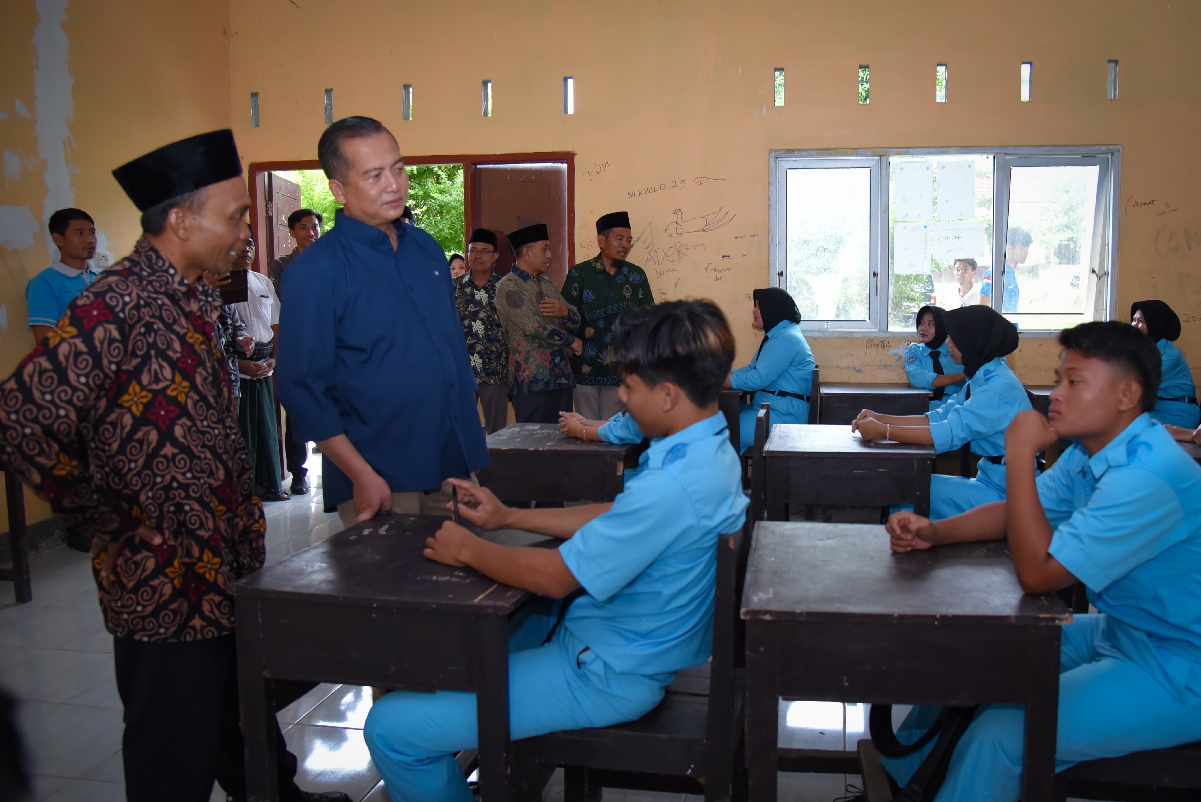 Gubernur NTB Lalu Muhamad Iqbal berkunjung ke SMKN 2 Pujut, Loteng, Sabtu (15/3).