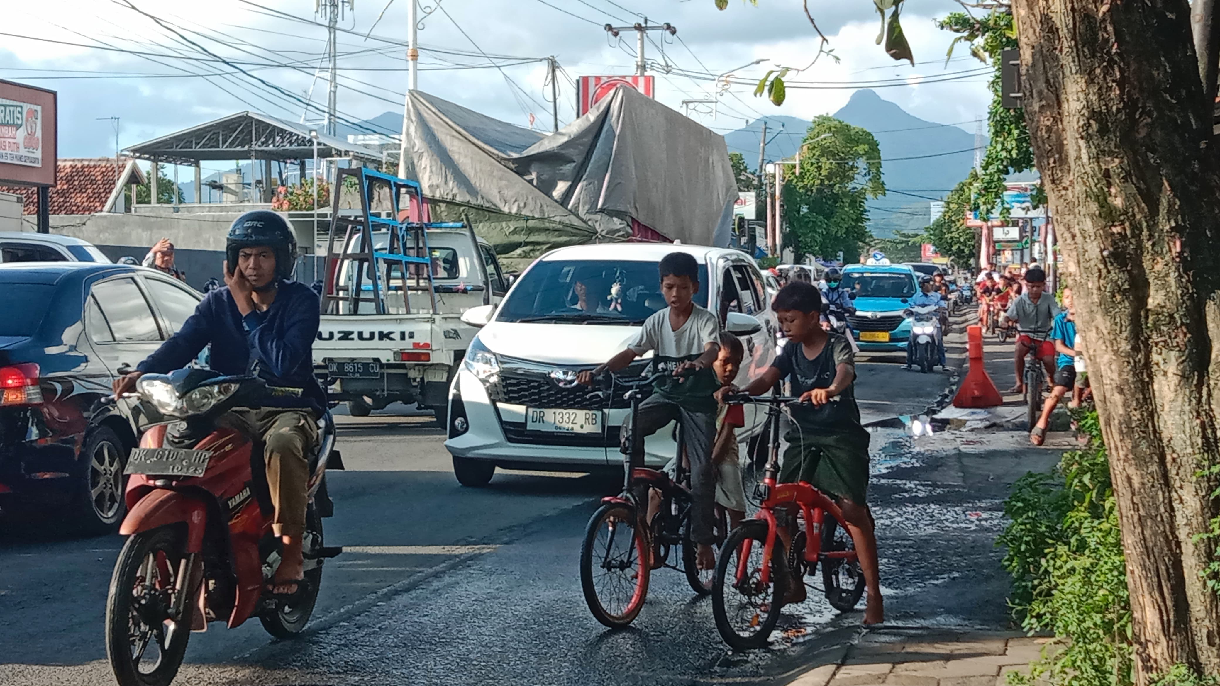PADAT MERAYAP: Lalu lintas ramai di jalan raya Rembiga beberapa waktu lalu. Kondisi ini membutuhkan perhatian ekstra dari Dinas Perhubungan Kota Mataram.&nbsp;