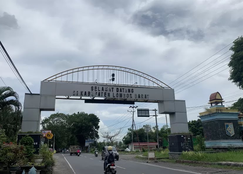 SUDAH TUA: Salah satu perbatasan Lombok Barat dan Mataram yang berada di ruas jalan TGH Lopan terbengkalai tidak terurus.&nbsp;