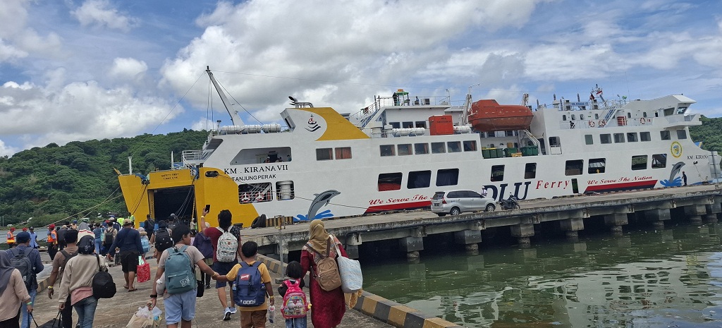 MULAI PADAT: Pelabuhan Lembar, Lombok Barat, mulai dipadati penumpang yang akan menyeberang ke Pulau Jawa, Rabu lalu (12/3).