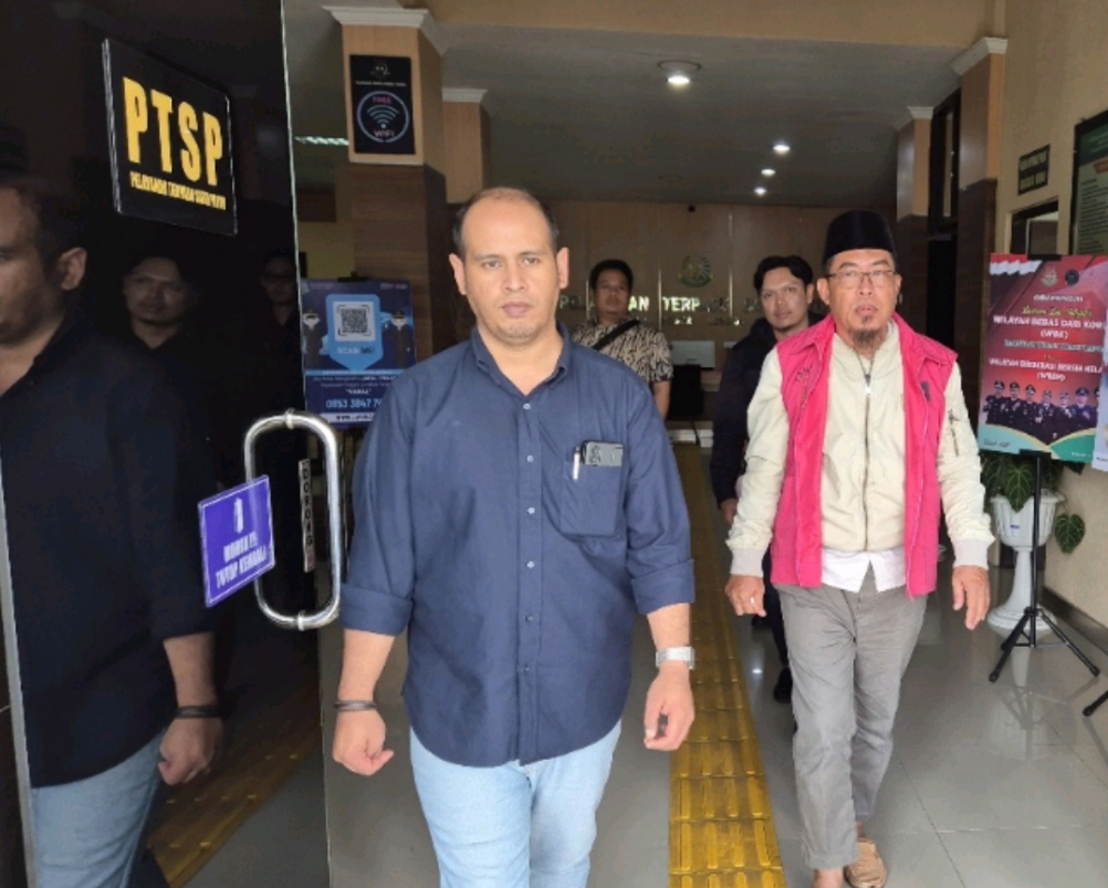 DITAHAN: Tersangka korupsi proyek jalan TWA Gunung Tunak berinisial FS dikawal jaksa untuk ditahan di Lapas Kelas IIA Lombok Barat, Jumat (14/3).