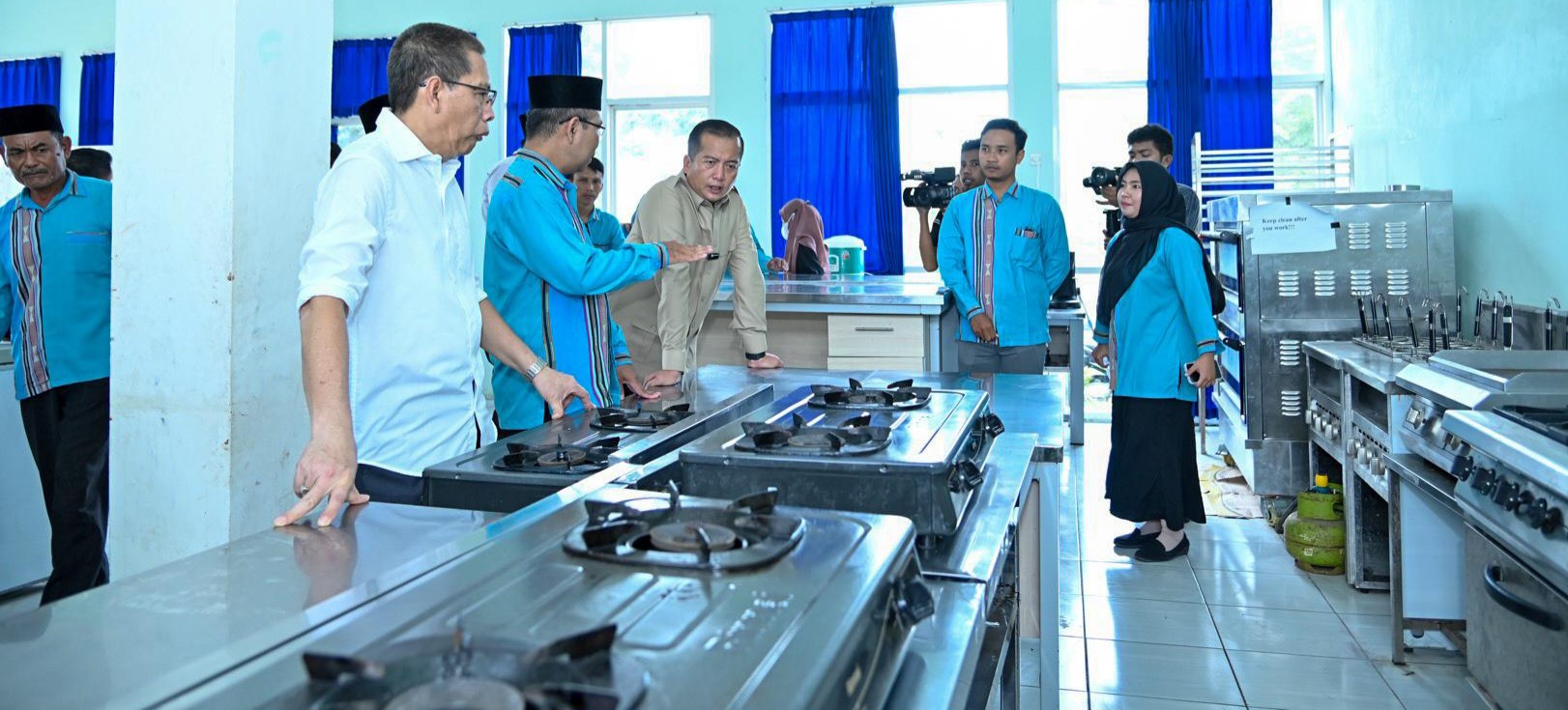 CARI TEROBOSAN: Gubernur NTB Lalu Muhamad Iqbal meninjau kondisi laboratorium SMKN 1 Jerowaru, Lombok Timur, Minggu (16/3).