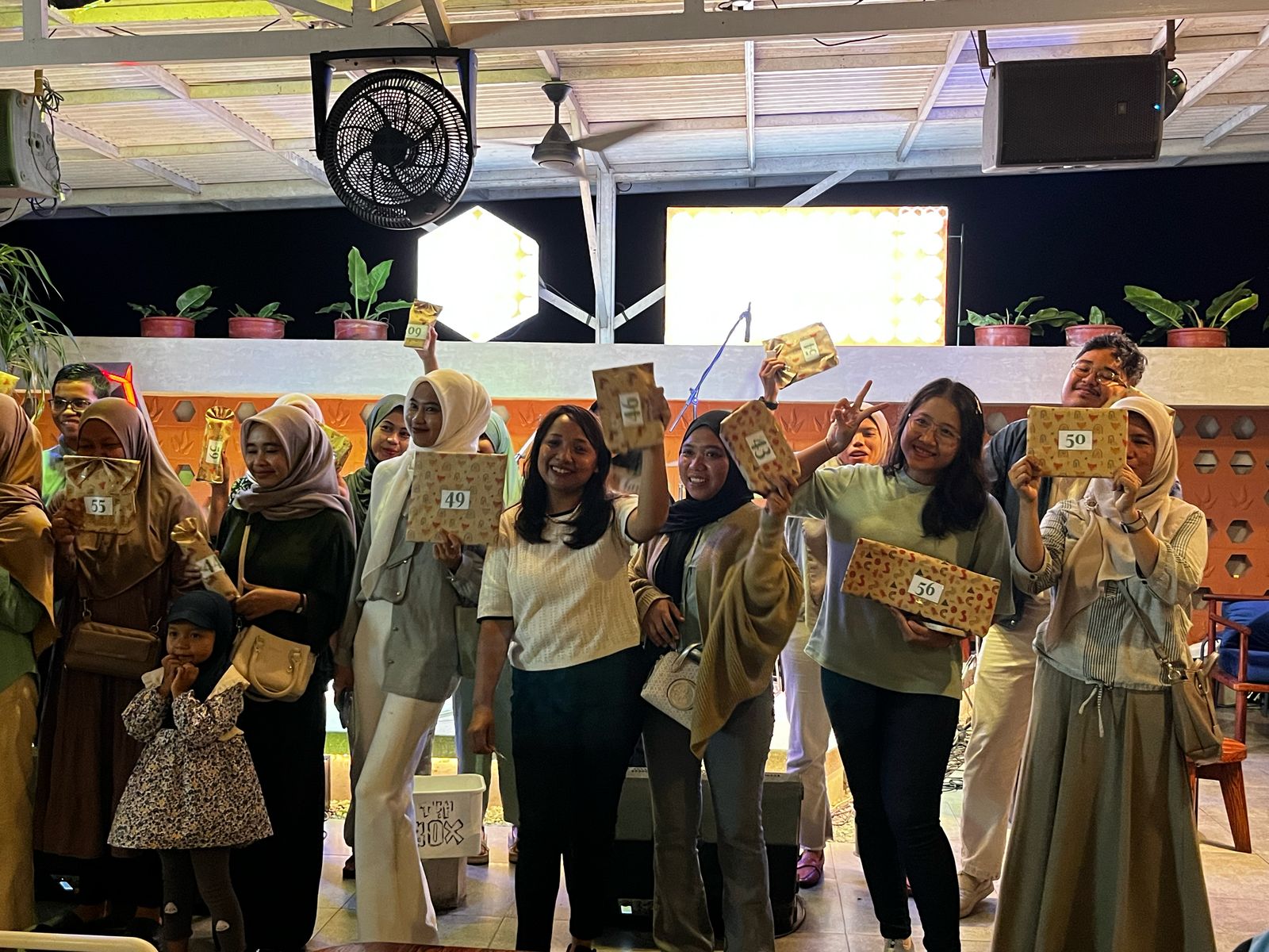 BUKA BERSAMA: Para pelanggan setia Yamaha NTB yang mendapatkan doorprize saat momen buka bersama, di salah satu kafe di Mataram, Sabtu (15/3).
