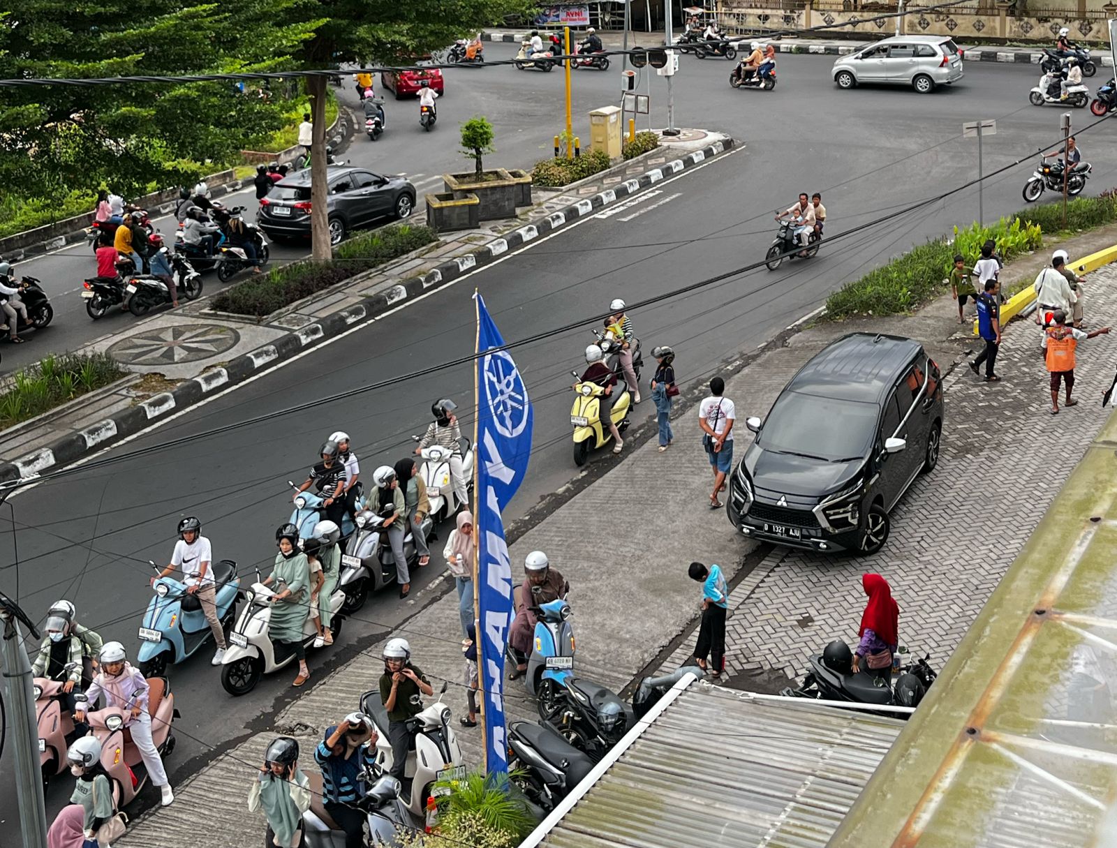 TOURING: Rombongan touring Yamaha Filano Stylish on The Road saat tiba di tujuan akhir, di Mataram, Sabtu (15/3).