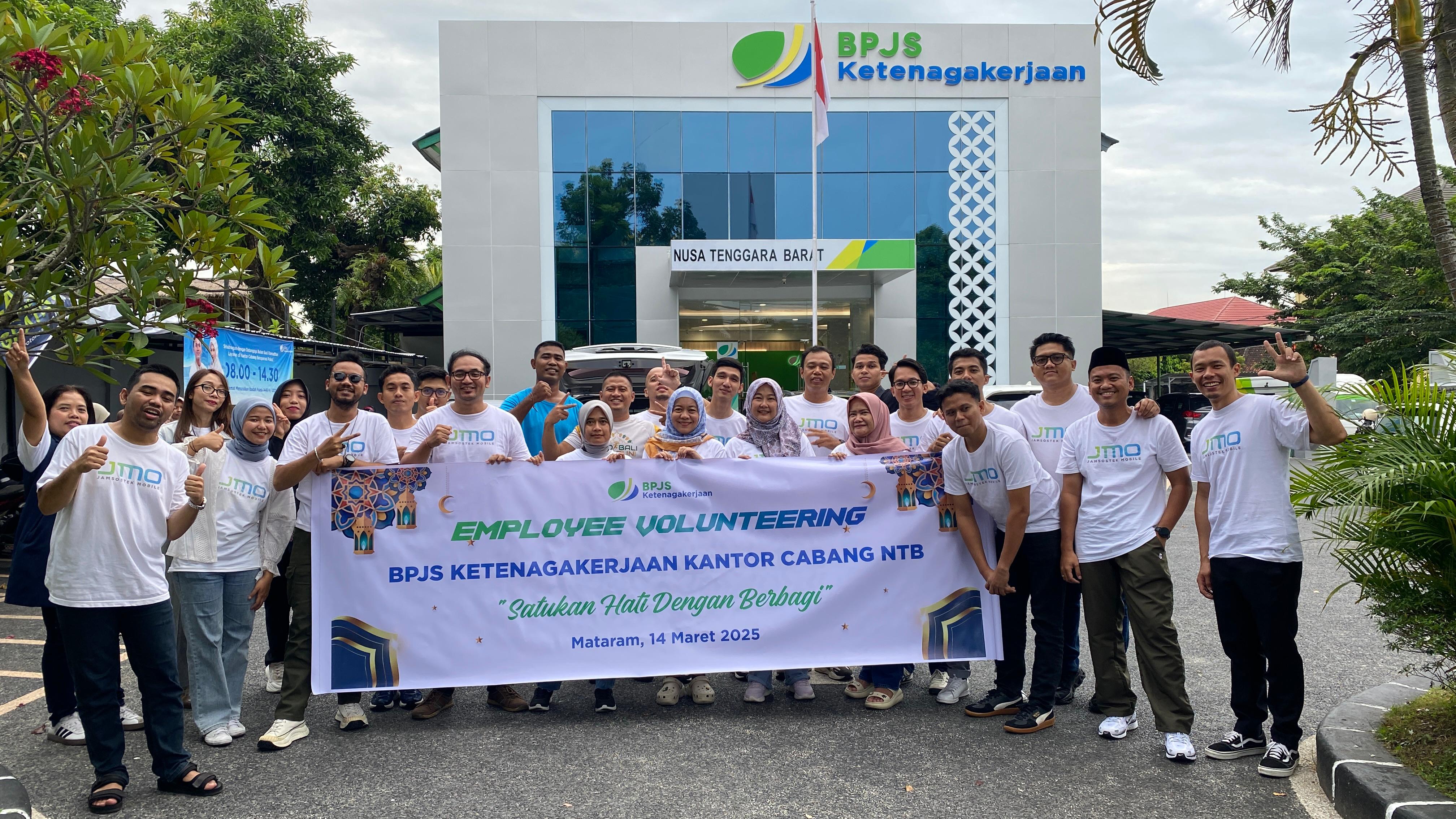 BERBAGI TAKJIL: BPJamsostek NTB menggelar kegiatan berbagi takjil persis didepan Kantor BPJamsostek NTB Jalan Langko No 15 Mataram, Jumat (14/3).