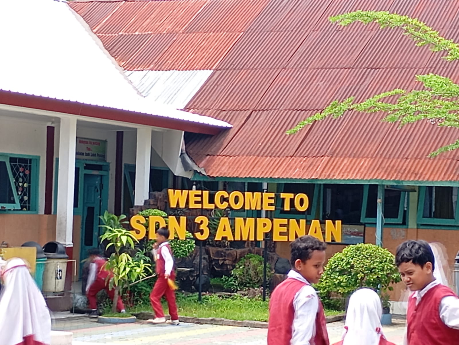 Murid SDN 3 Ampenan saat bermain di halaman sekolah setempat, belum lama ini.
