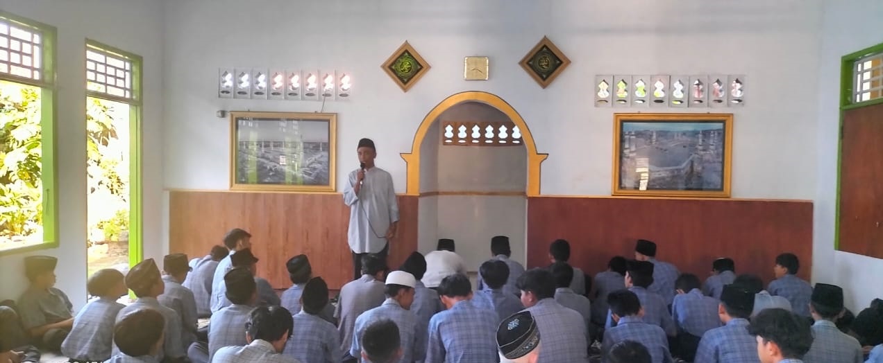 Siswa SMPN 3 Ampenan mendengarkan tausyiah di sekolah setempat, belum lama ini.