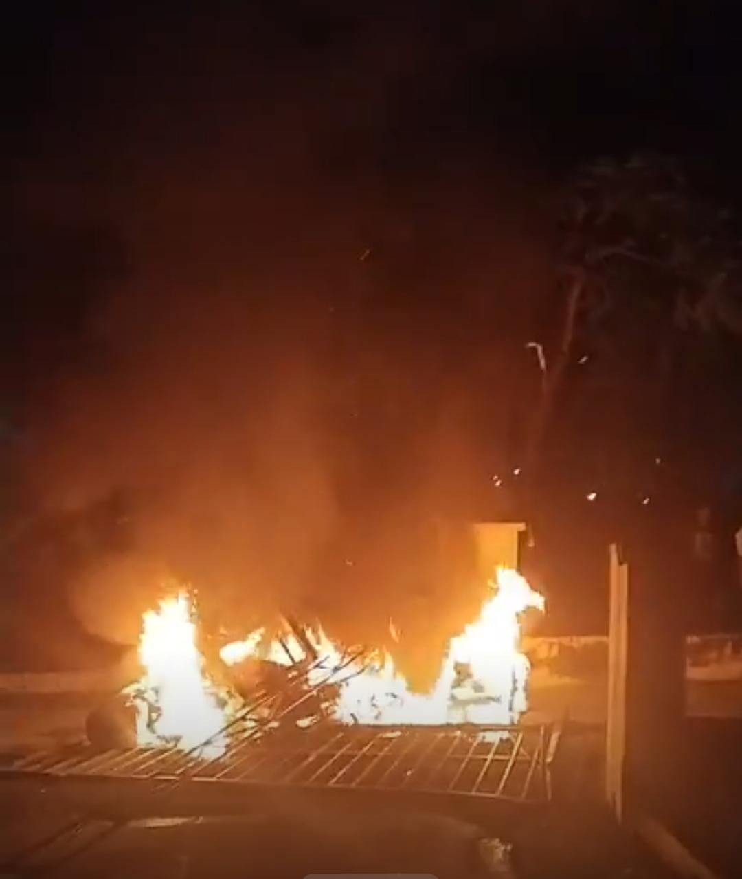 Kantor Polsek Kayangan dirusak massa yang marah, Senin (17/3) malam.