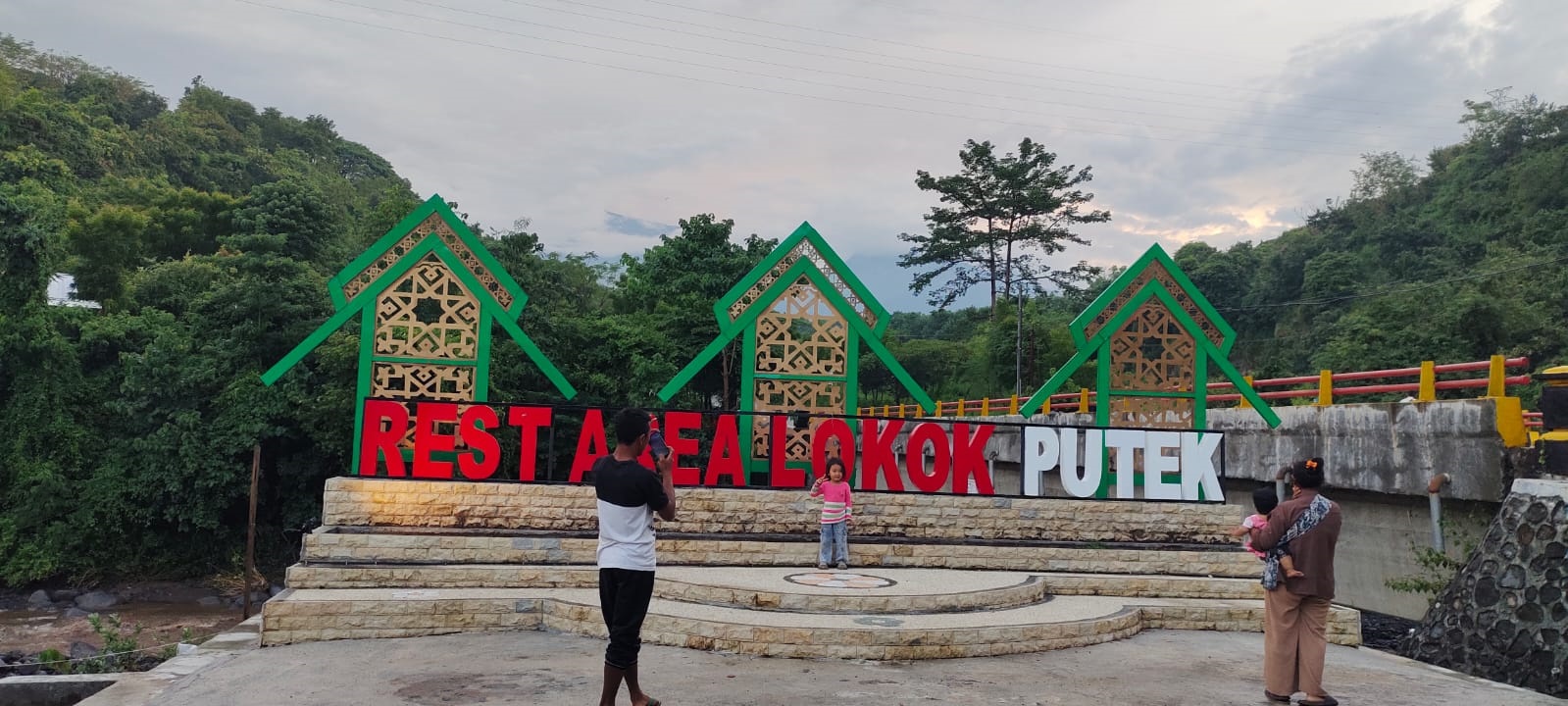 TAWARKAN PEMANDANGAN ALAM: Pengunjung mengambil foto anaknya dengan latar rest Area Lokok Putek. Tempat ini selalu ramai dikunjungi saat ngabuburit.
