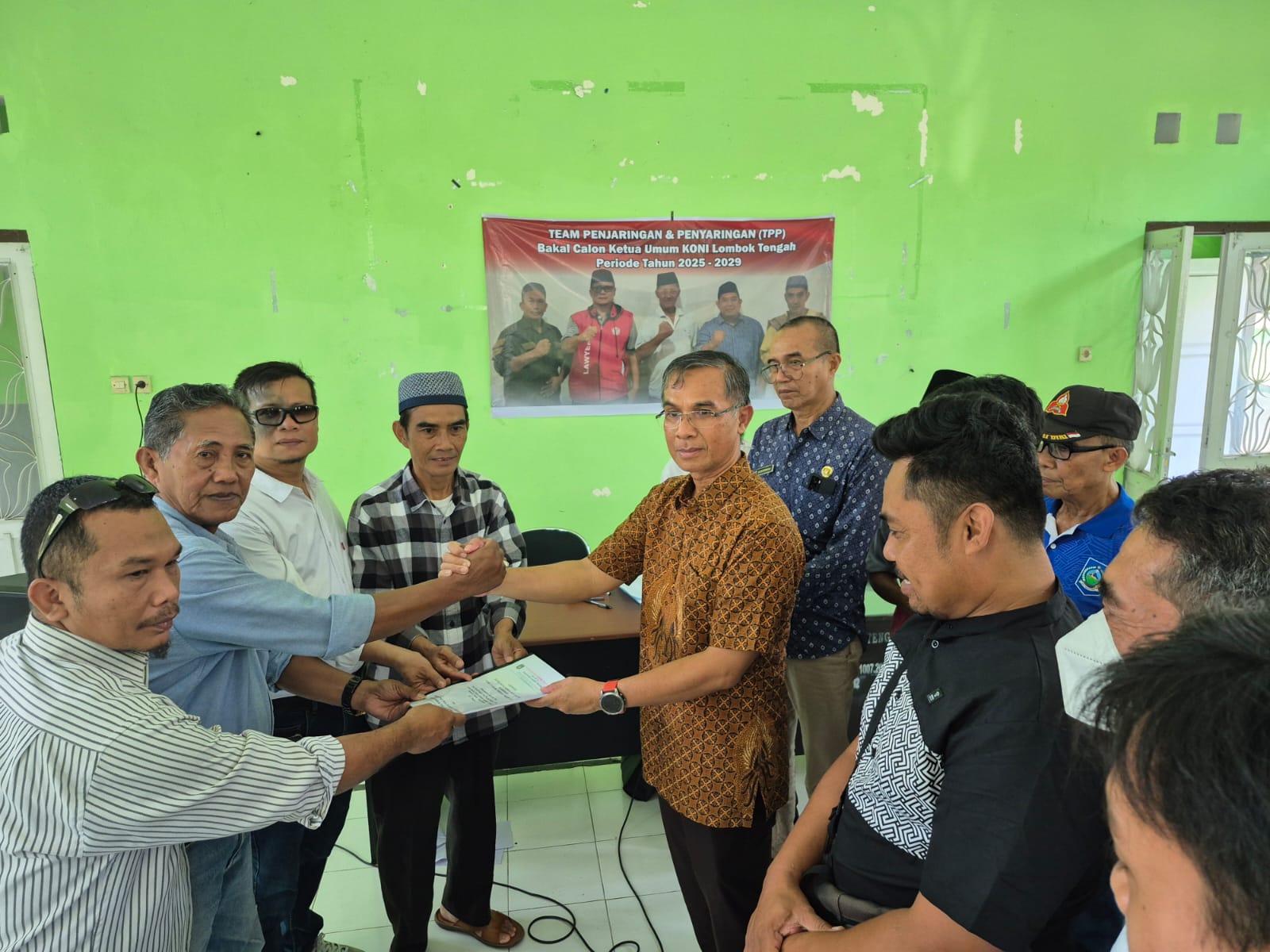 DAFTAR: Ketua ISSI Loteng Lalu Firman Wijaya menyerahkan berkas pendaftaran kepada TPP, Jumat (14/3).
