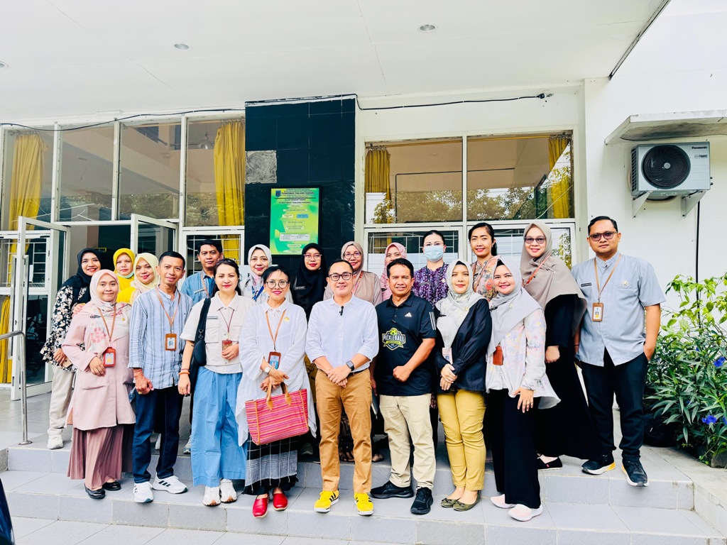 TEROBOSAN: Kepala Dinas Kesehatan Kota Mataram dr Emirald Isfihan dan pejabat dinas kesehatan lainnya usai simulasi awal PKG/CKG di puskesmas Tanjung Karang, beberapa waktu lal