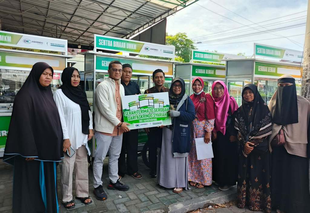 SEMOGA BERMANFAAT: Bantuan 10 unit Gerobak Berkah dari Aksrindo Syariah dan MIM Foundation diterima para pelaku usaha kecil di Kota Mataram, Jumat (14/3).
