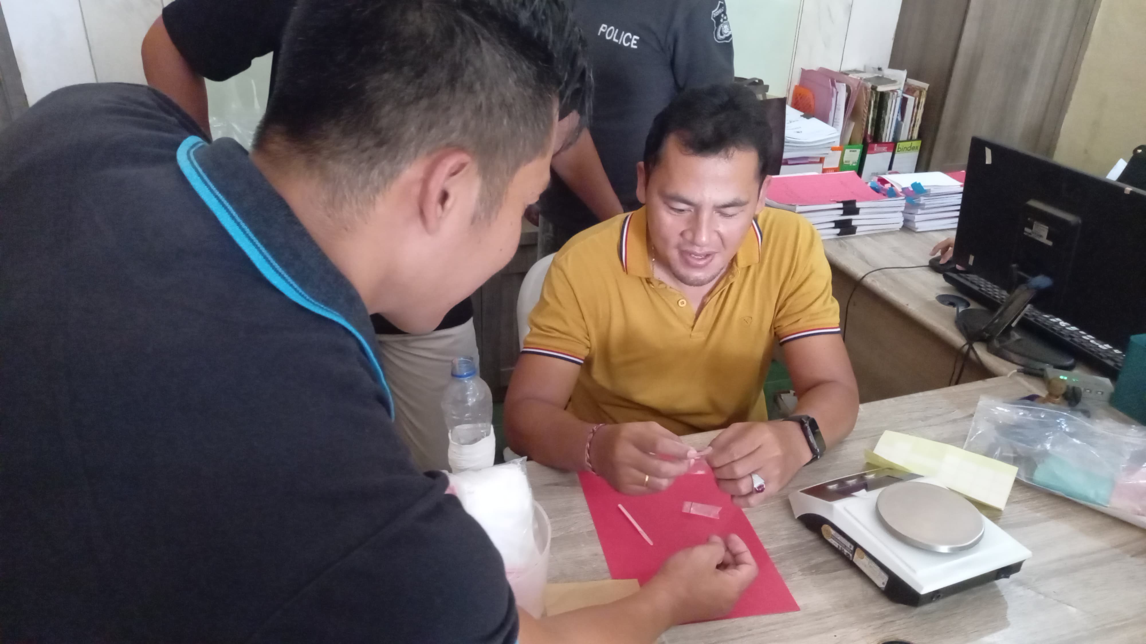 DITANGKAP: Penyidik Satnarkoba Polresta Mataram memperlihatkan barang bukti hasil penangkapan yang dimiliki empat jaringan pengedar narkoba, Sabtu dinihari (16/3).&nbsp;