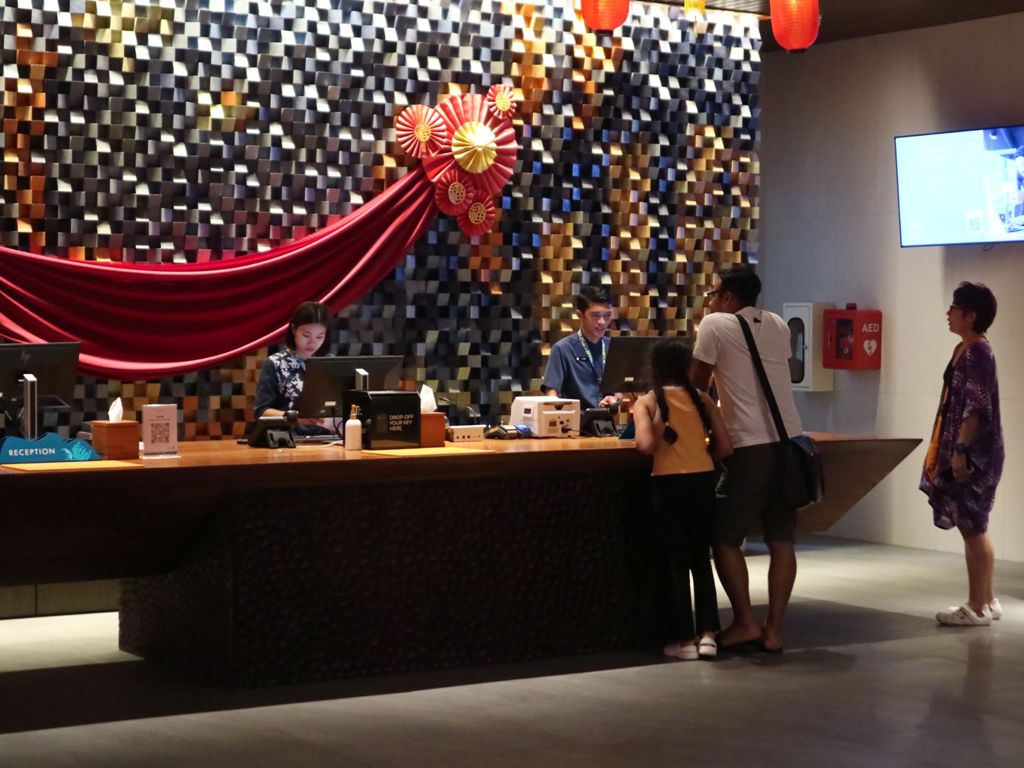 BERLIBUR: Wisatawan domestik sedang di area lobby Pullman Lombok Mandalika Beach Resor, Loteng, belum lama ini.