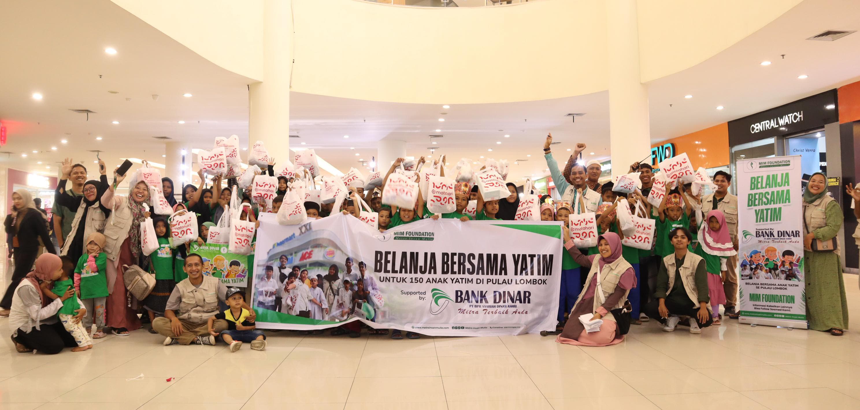GEMBIRA: Seratusan lebih anak yatim diajak berbelanja baju lebaran di Lombok Epicentrum Mall, Jumat (14/3).
