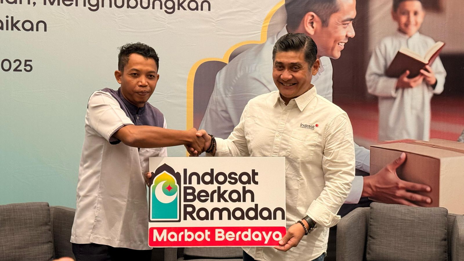 BERKAH RAMADAN: Sudirman, marbot asal Lombok Barat saat menerima program Marbot Berdaya di Mataram (14/03/2025) yang diserahkan langsung oleh SVP Head of Region Bali Nusra Julandi George Fransiskus.