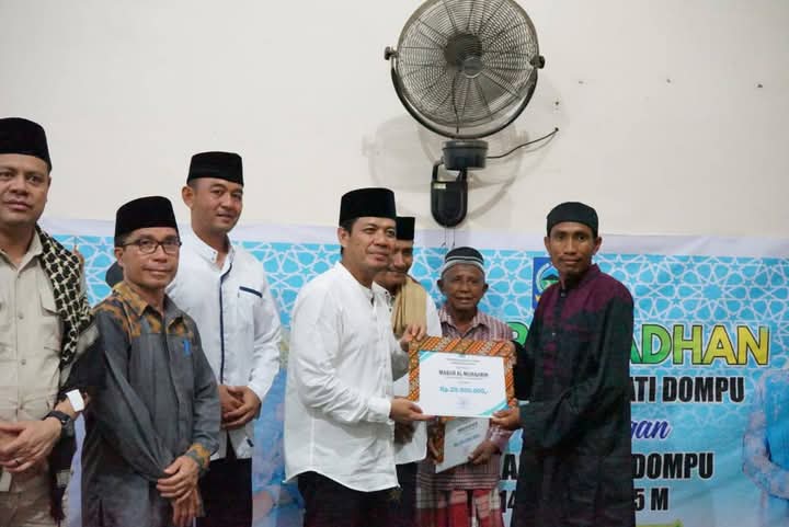 SERAHKAN BANTUAN: Bupati Dompu Bambang Firdaus menyerahkan bantuan saat safari Ramadan di Masjid A-Nur, Desa Lasi, Kecamatan Kilo, Jumat (14/3).&nbsp;