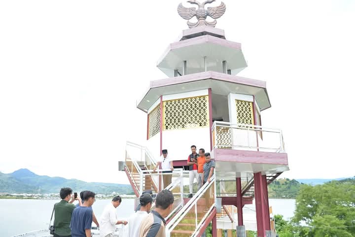 TINJAU: Wali Kota Bima HA Rahman H Abidin saat meninjau menara kawasan wisata Lawata, Sabtu (15/3).