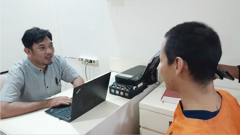 DIBEKUK: HI alias Koko, pengedar narkoba asal Ampenan saat diperiksa penyidik Satresnarkoba Polres Lobar, Sabtu (15/3).