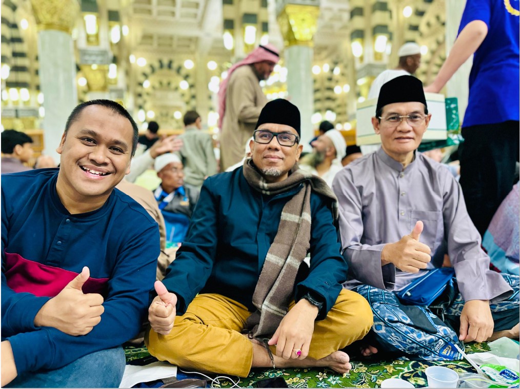 AKRAB: (Dari kiri-kanan) Direktur Lombok Post Alfian Yusni, Dirut Muhsinin Tour and Travel Ahmad Muharis dan Wabup Lombok Tengah Nursiah saat berada di Masjid Nabawi, Madinah.