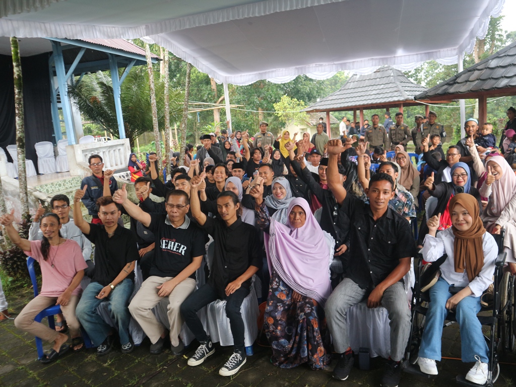 LENTENG TEDES: Kru Lenteng Tedes yang memproduksi film horor Seherm bersama dengan Wakil Bupati Lotim, Minggu (16/3).