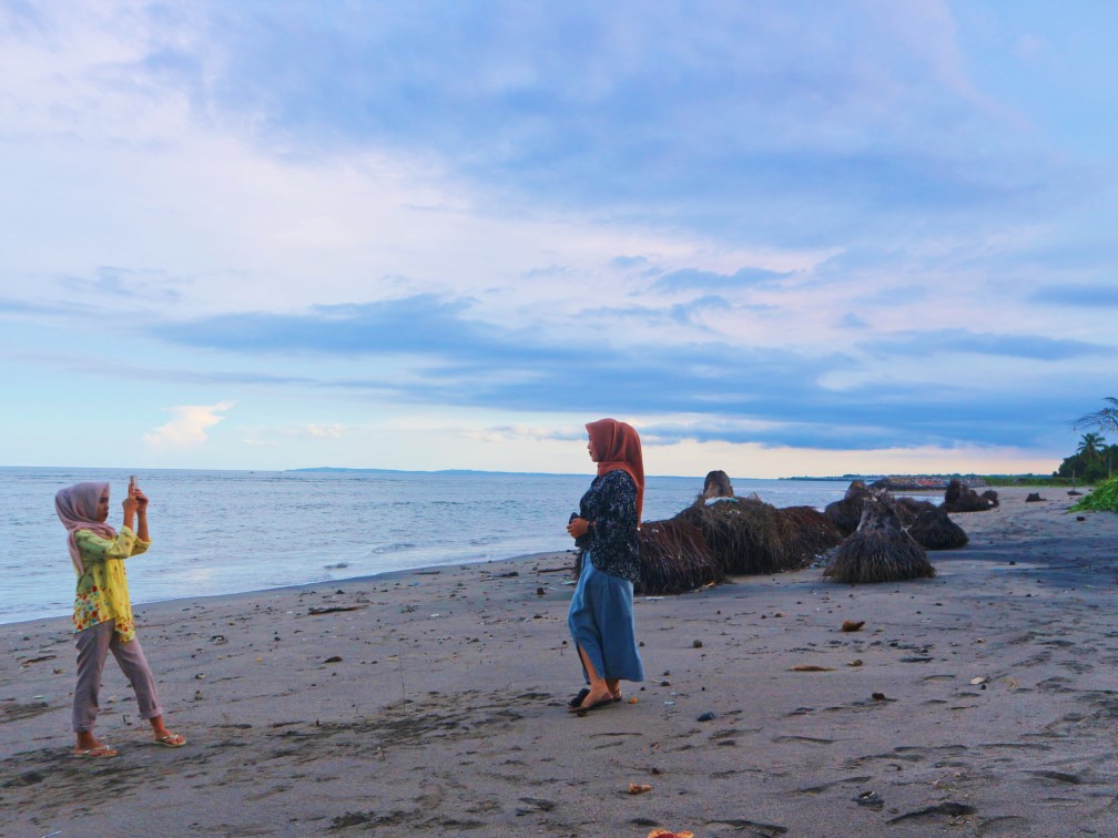 NGABUBURIT: Pengunjung saat menikmati suasana pantai sambil berfoto saat ngabuburit di pantai Sunrise Land Lombok, Rabu (13/3).