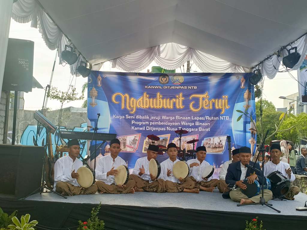 BERKARYA: Anak-Anak binaan LPKA Lombok Tengah saat tampil dalam acara Ngabuburit Jeruji beberapa waktu lalu di Mataram.&nbsp;