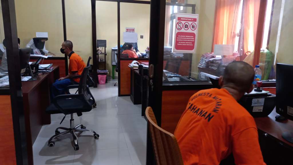 PEMERIKSAAN: Tersangka pelaku aborsi berinisial DR diinterogasi penyidik di gedung Unit PPA Satreskrim Polresta Mataram, Senin (17/3).