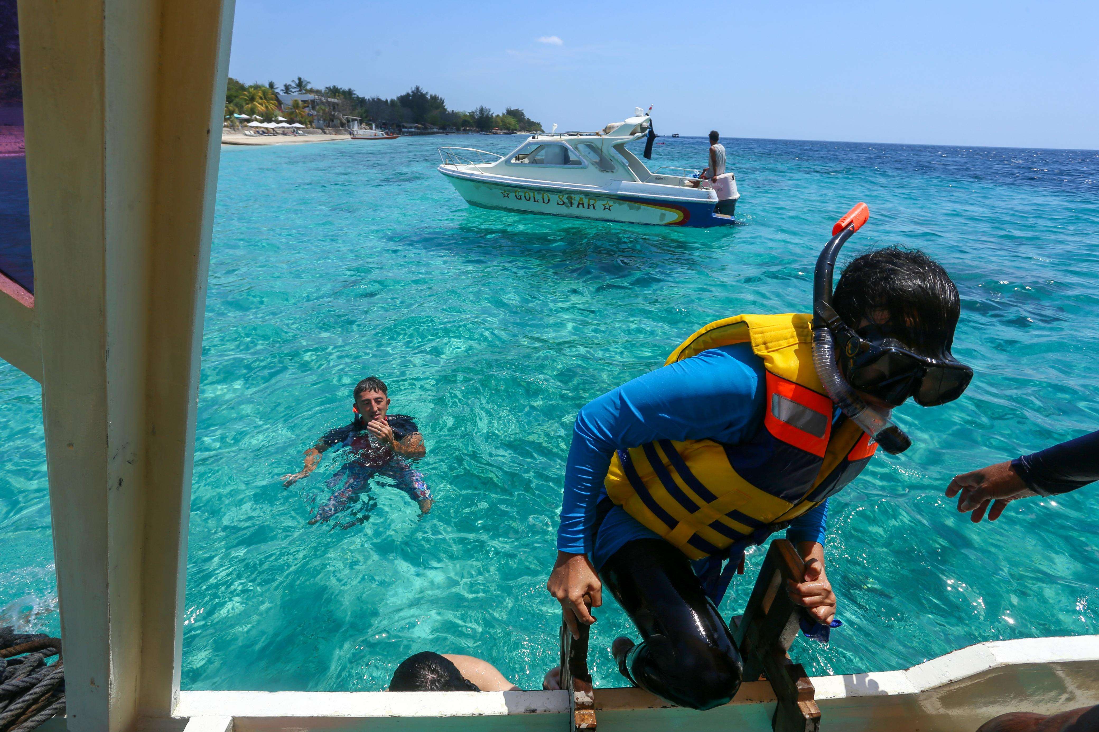 Gili Trawangan menawarkan pengalaman menyelam yang luar biasa bagi wisatawan lokal maupun mancanegara, dengan berbagai spot diving yang menakjubkan dan menyajikan keindahan bawah laut yang memesona.
