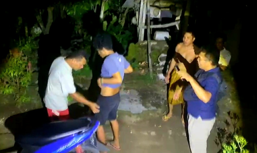 DIBEKUK: Tim Satresnarkoba Polres Lobar saat mengamankan tiga tersangka pengedar dan penyalahguna narkoba di Batulayar.