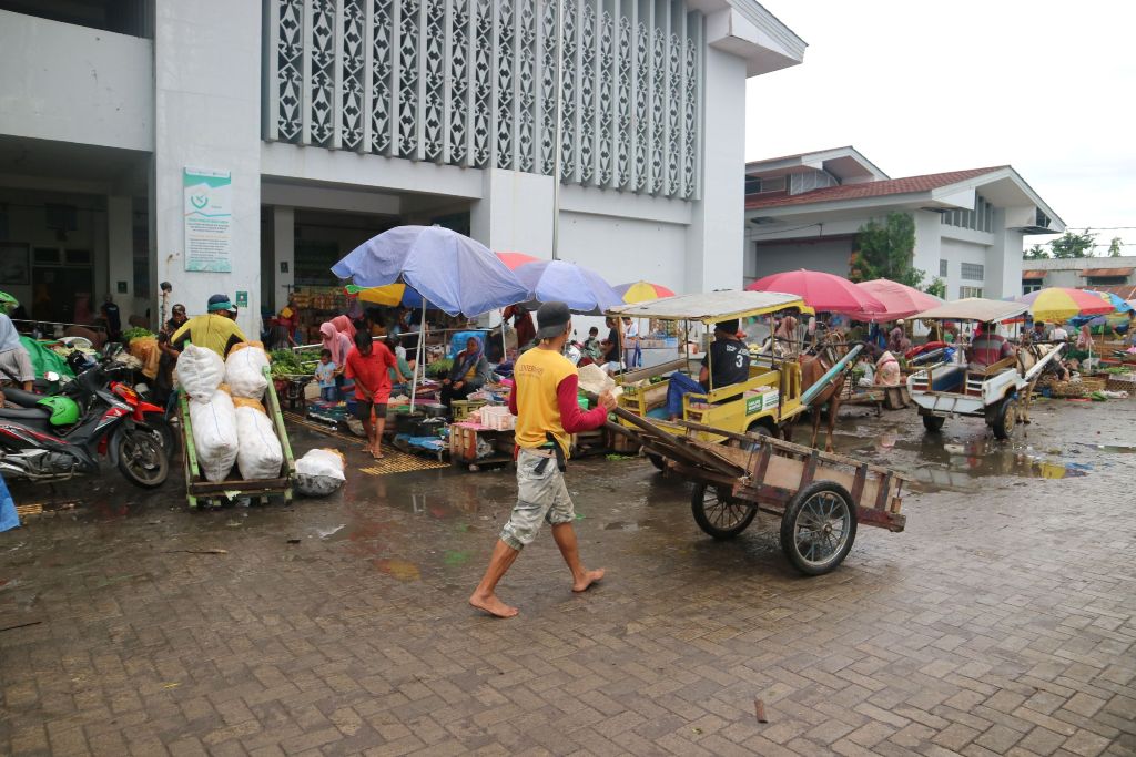 SEMRAWUT: Kondisi para pedagang yang memilih berjualan di luar gedung Pasar Renteng, Praya, Loteng, belum lama ini.