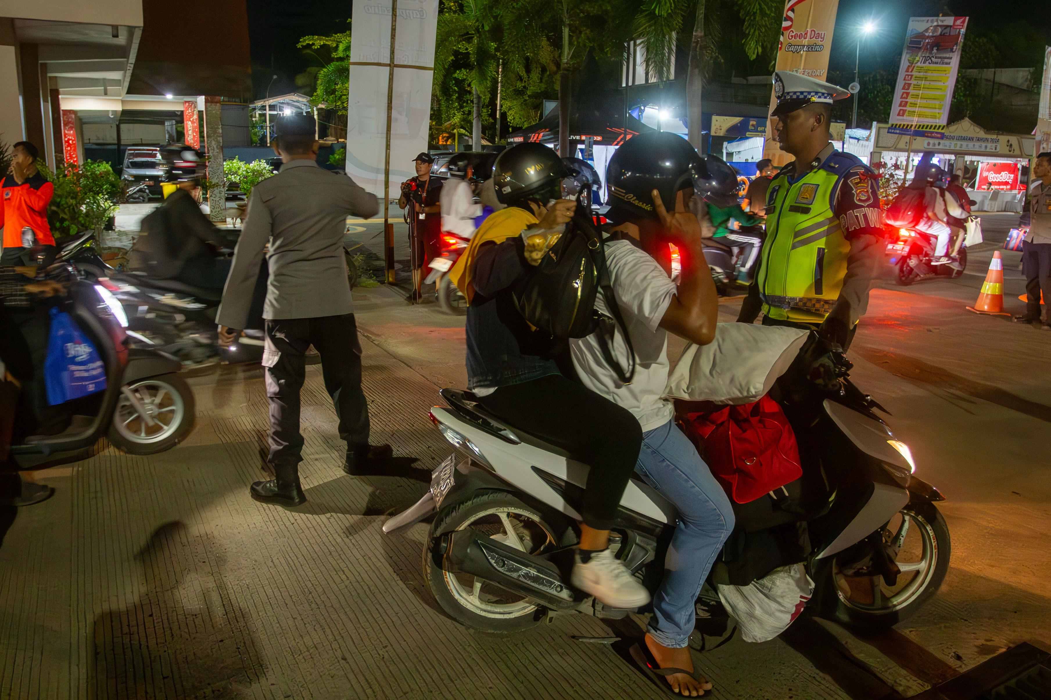 Para petugas kepolisian memeriksa keselamatan pemudik, termasuk kendaraan dan barang bawaan. Ini untuk memastikan mereka nyaman selama perjalanan pulang ke kampung halaman masing-masing.