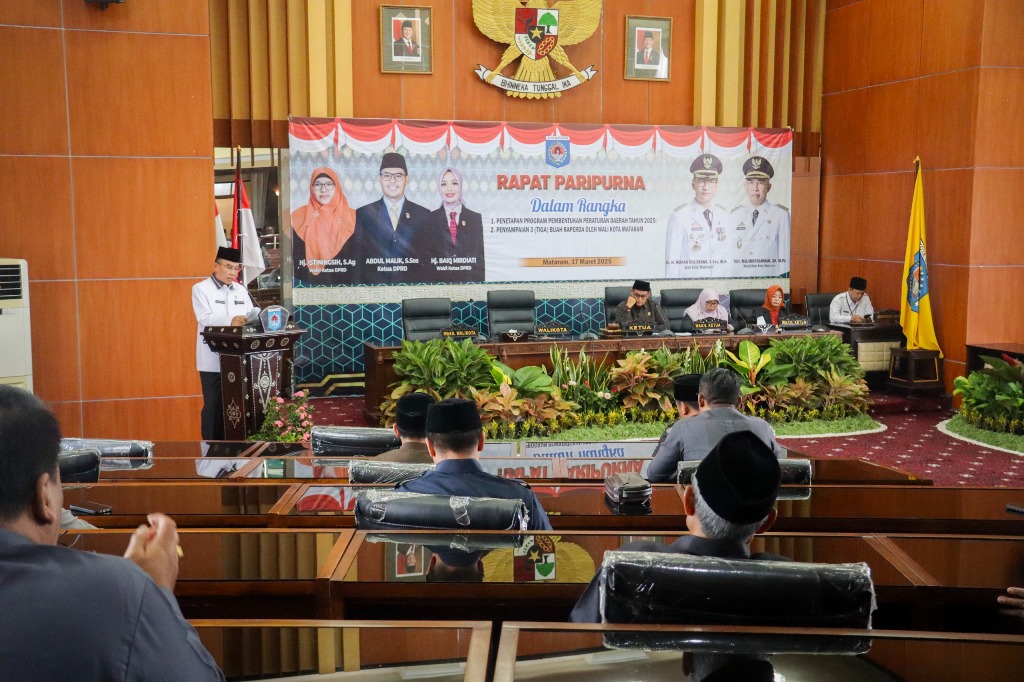 KHIDMAT: Wakil Wali Kota Mataram TGH Mujiburrahman saat menyampaikan pidato dalam Rapat paripurna DPRD Kota Mataram dengan agenda penetapan Propemperda 2025 dan penyampaian tiga Raperda, Senin (17/3)