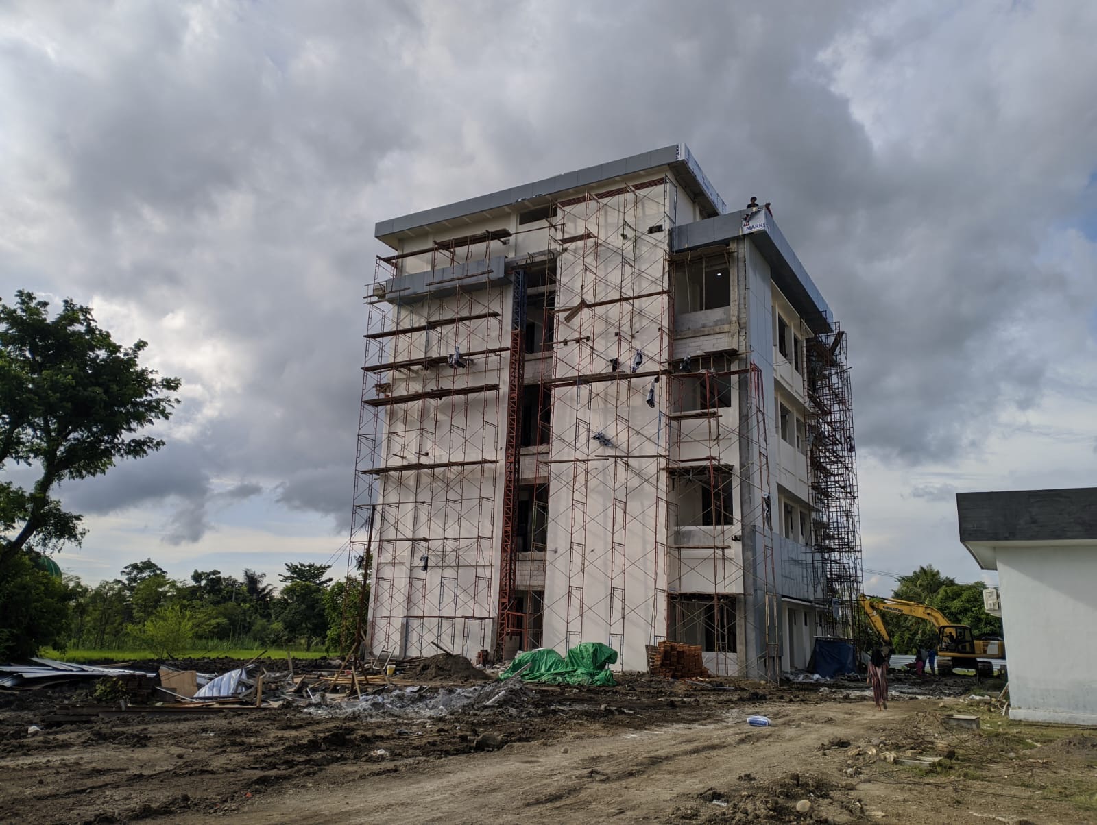 MOLOR : Kondisi gedung rawat inap Rumah Sakit Mandalika Lombok Tengah yang belum rampung di bangun, beberapa waktu lalu.&nbsp;