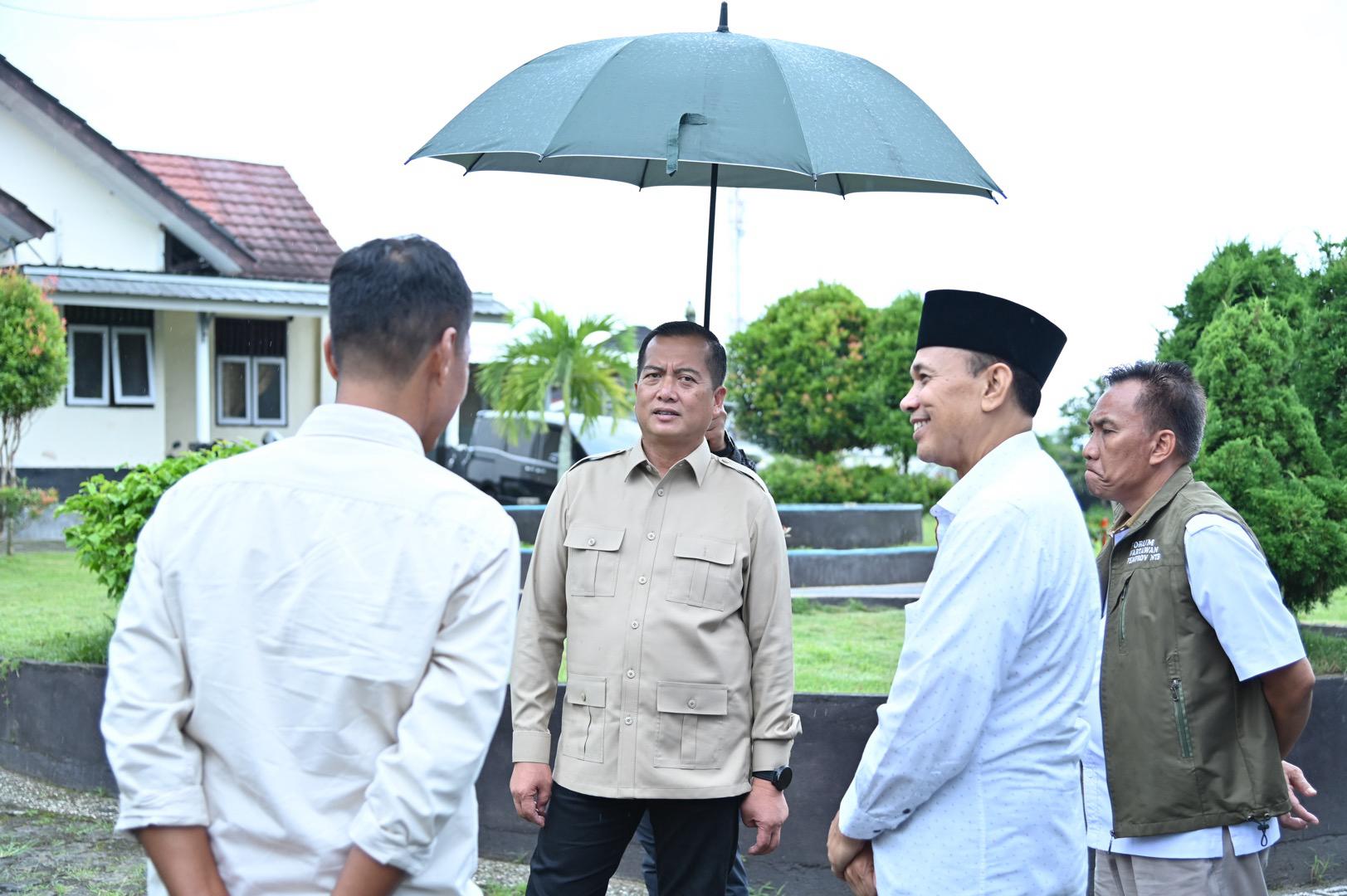 Gubernur NTB Lalu Muhamad Iqbal (dua dari kiri) saat meninjau rencana lokasi Sekolah Rakyat di Area Pusat Pelayanan Sosial Bina Karya Dinsos NTB di Lenek Lotim, Ahad lalu (16/3).