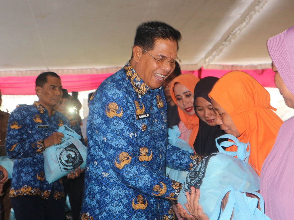 SERAHKAN BANTUAN: Bupati Lombok Timur (Lotim) H Haerul Warisin menyerahkan sembako kepada warga Selong, Senin (17/3).