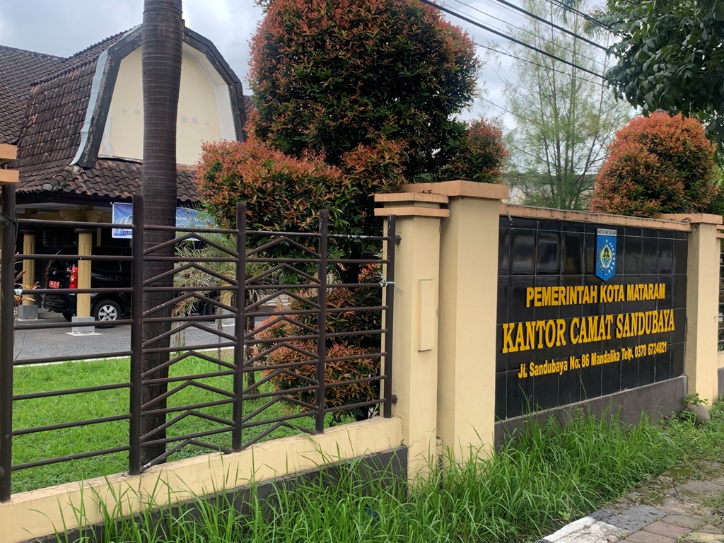 BELUM DISETUJUI: Salah satu kantor kecamatan di Kota Mataram dan pengadaan mobil dinasnya ditunda sementara waktu.